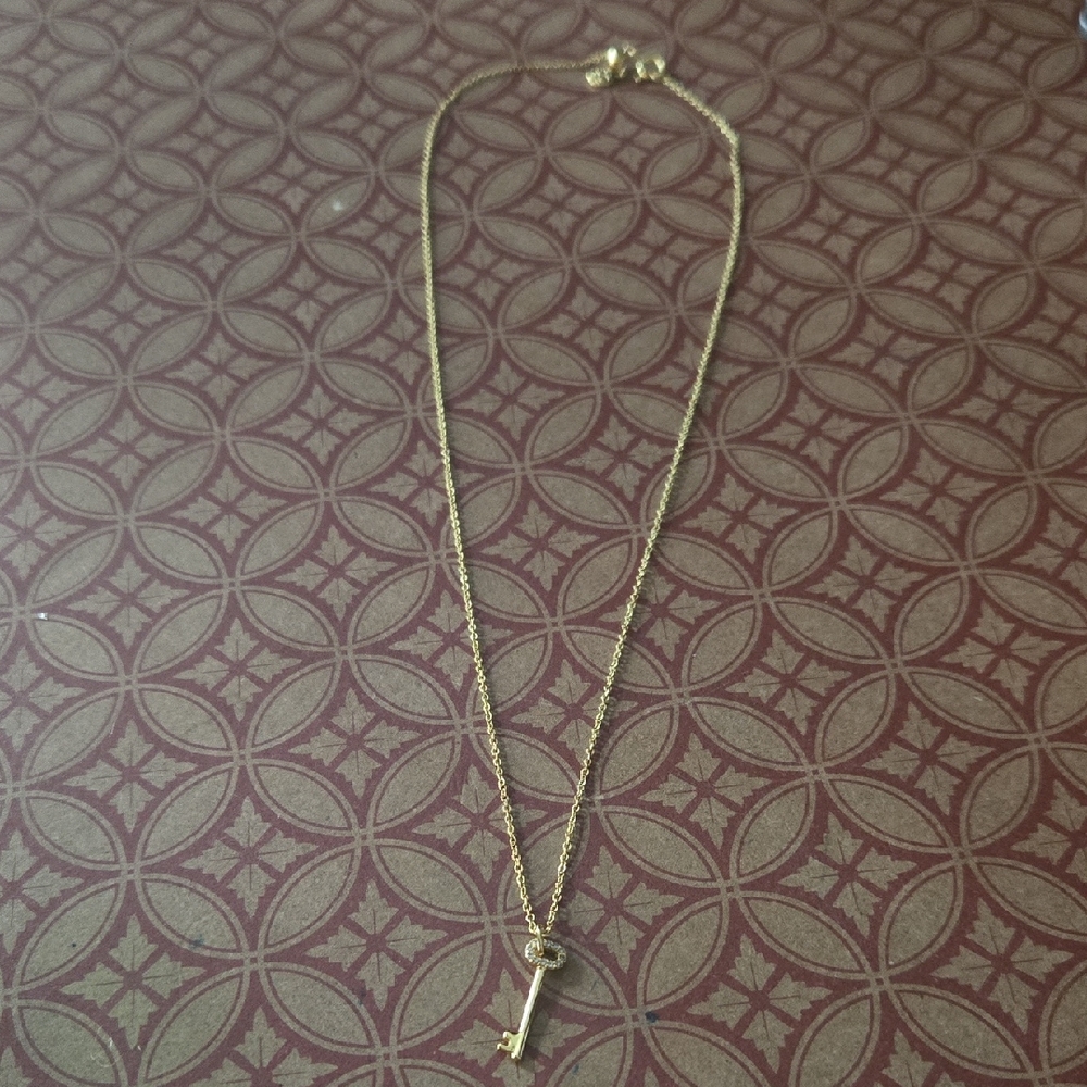 Elegant Gold Key Pendant Necklace